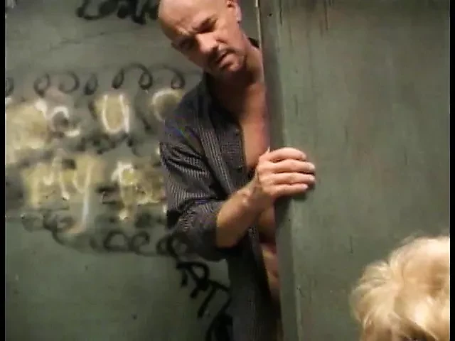 Une MILF salope se fait lécher la chatte et doigter sa chatte