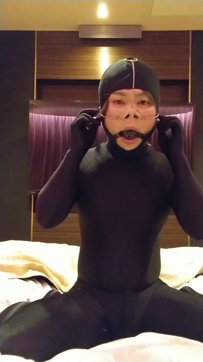 A cross-dressing boy masturbated with a collar, handcuffs, nose hook, and ball gag, and an embarrassing appearance in full-body tights. | Clip 1