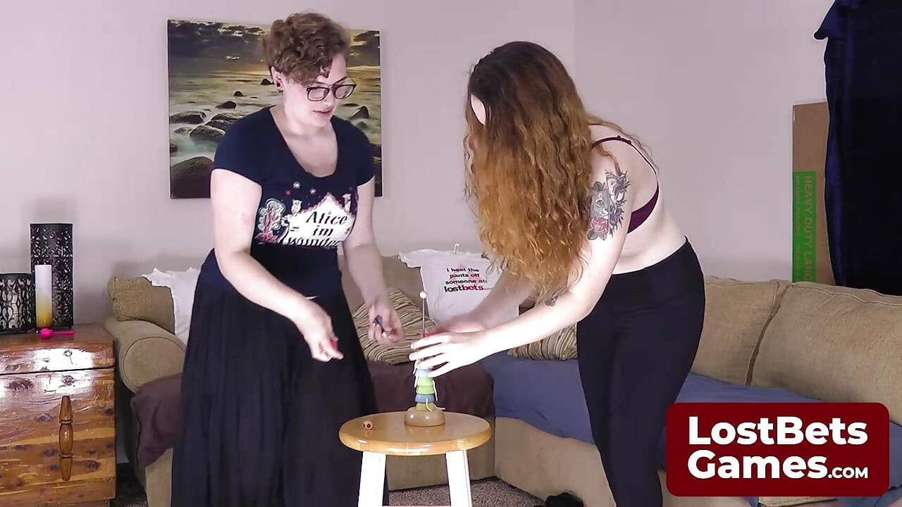 Reacharound, um jogo de strip que é tão emocionante quanto ousado