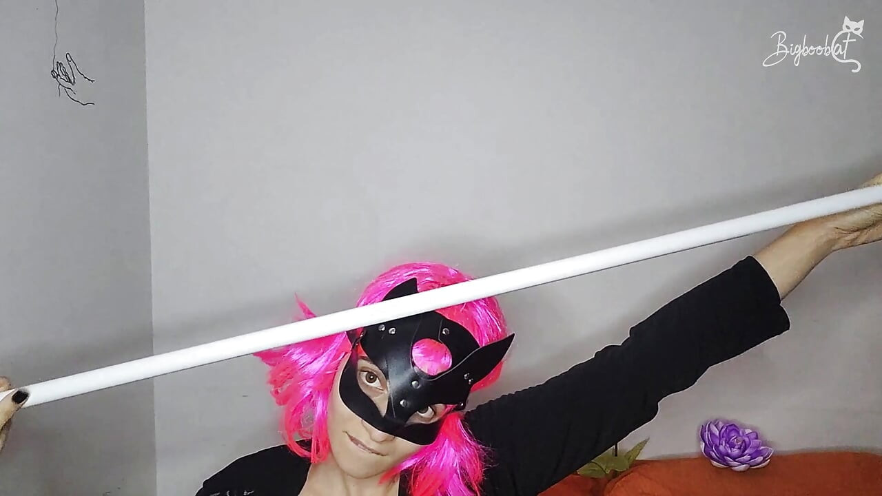 Doživite moje velike prirodne sise dok masturbiram sa maskom pičke