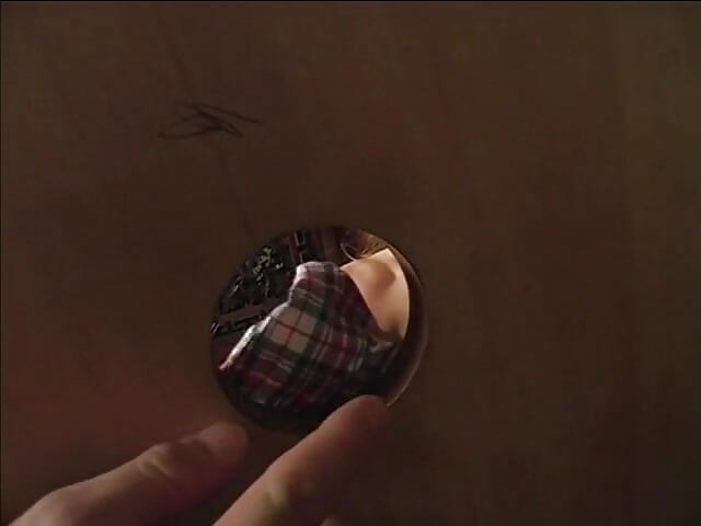 Hezká holka dostane výstřik na obličej v kabině zpovědi u gloryhole