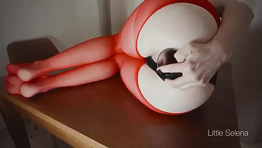 Kırmızı külotlu çorapla anal yumruk sokma