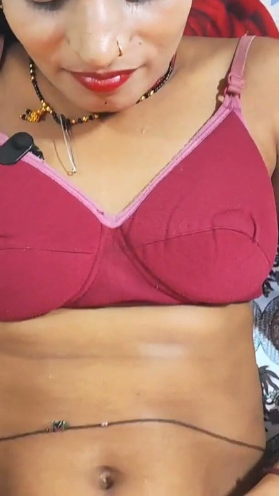 Video porno indio caliente de hermanastra DEShI con audio en hindi | Clip 1