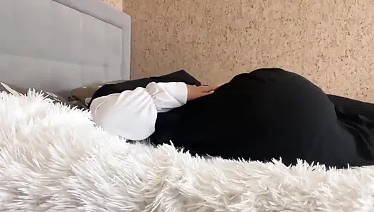 Tesettürlü Arap orta yaşlı seksi kadın amına mastürbasyon yaparken çifte orgazm oluyor