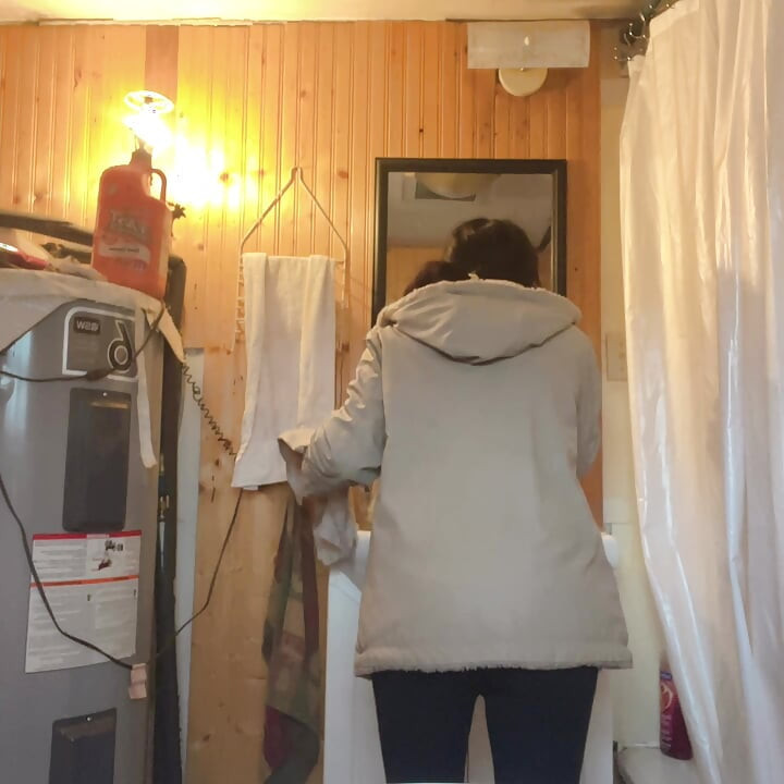 Hana nấu ăn tại nhà bếp sau đó âm hộ không thể chờ đợi đi tiểu