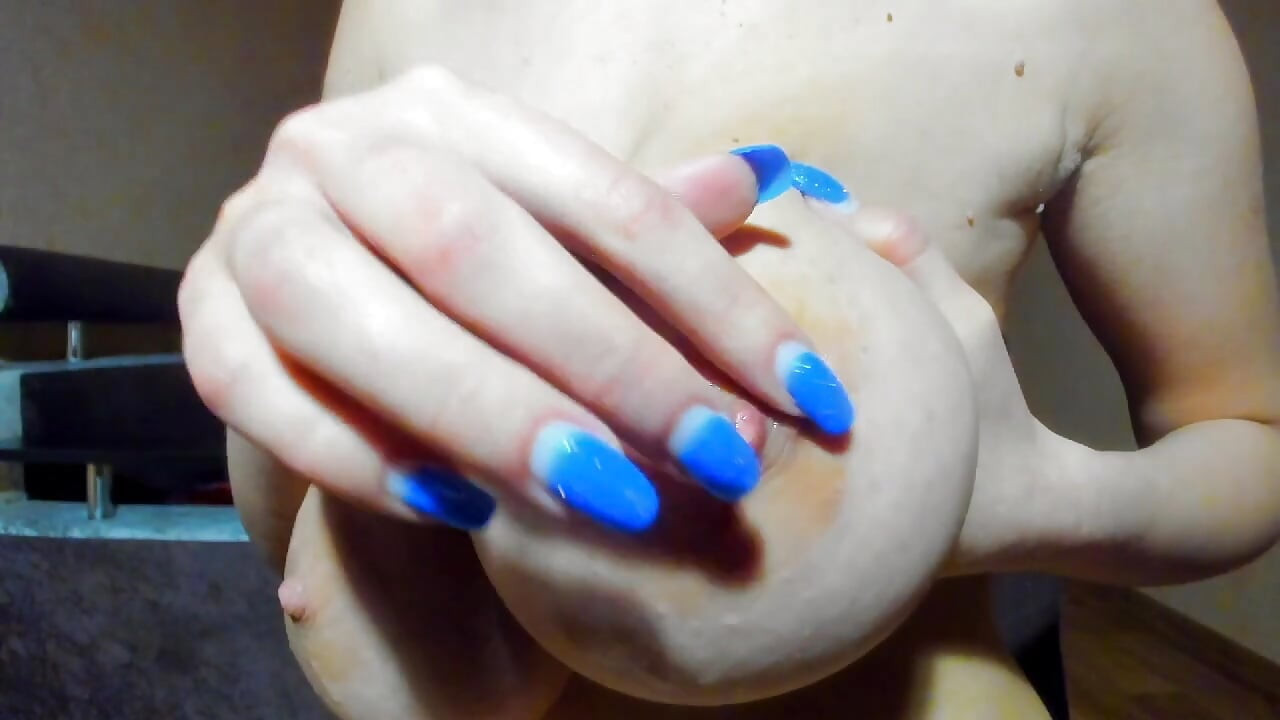 Słodka brunetka Myla_angel wykonuje pokaz gorących długich cycków! Cycki szczypanie, naciśnij, ssie i więcej!