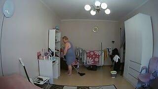 Ibu mertua membersihkan kamar telanjang