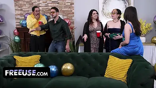 Elise London устраивает спаривание на вечеринку и приглашает трех, чтобы заполнить ее