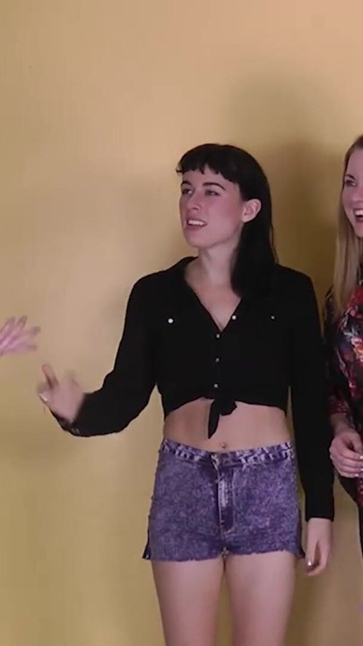 Ein verlockendes Strip Gesichtsbesamungsspiel, bei dem sich Mädchen mit einem knauf abwechseln | Clip 1