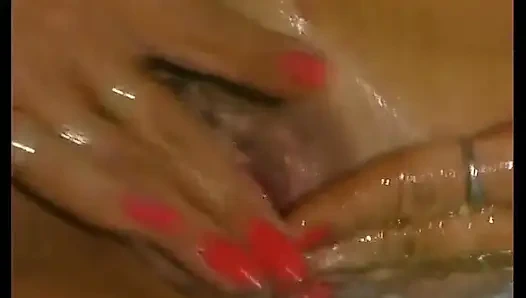 Milf pirang berbulu menggosok dan mengobel memeknya di kamar mandi