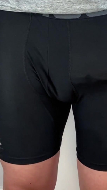 Morate vidjeti trenutak iz "Ogroman kurac, handsfree analni vibrator svršavanje u uske hlače"