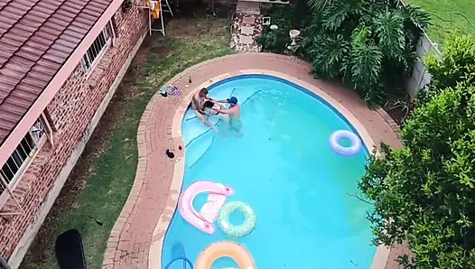 Memergoki tetanggaku bersetubuh saat terbang dengan droneku