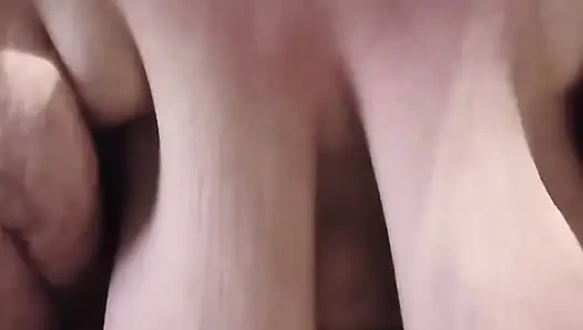 Сверху сочная киска шлепанье