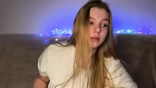 Jucielussie lagi asik fingering memek sempitnya pakai gaun seksi