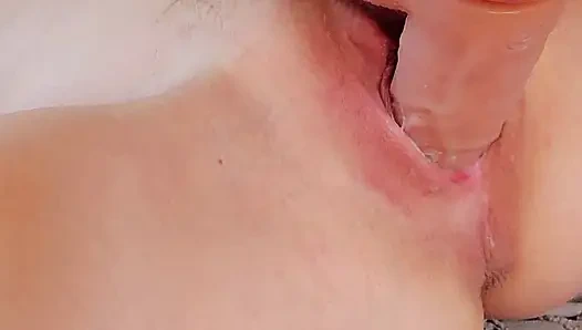 Большой дилдо растягивает тугую киску