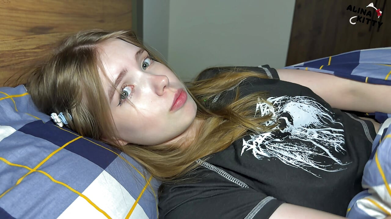 Alt Girl Friend ซ่อนตัวเงียบ ๆ ในตู้เสื้อผ้าจนแม่เลี้ยงเข้านอน - จากนั้นฉันก็เย็ดเธอดี