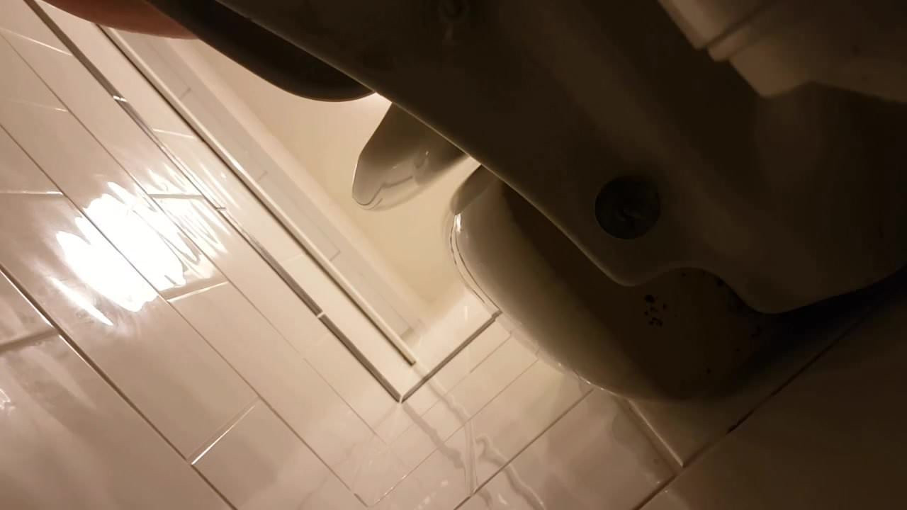 Tsking a pee