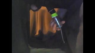 Melktisch schwanzkopf vakuumlutschen mit gefesselten eiern, schwanzleeve und ringen