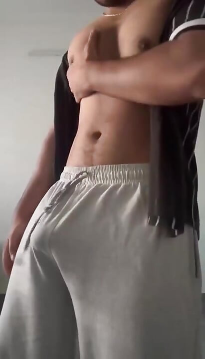 Napalony indyjski twink przygotowuje się do Grindr Daddy, Secret Wank & First Online Cumshot