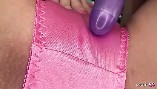 Japanische Schönheit in Strumpfhosen schluckt das erste Mal Sperma beim unzensierten Casting