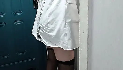 Orta yaşlı seksi lezbiyen doktor bir hastanın ağzına boşalıyor