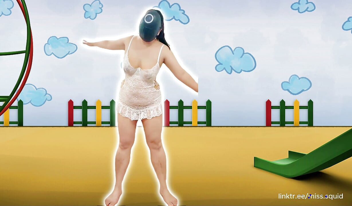 מיס תרגילי דיונון בהלבשה תחתונה לבנה