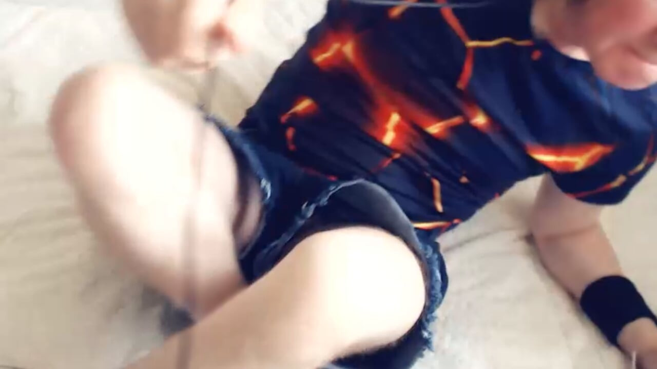 床上的男孩