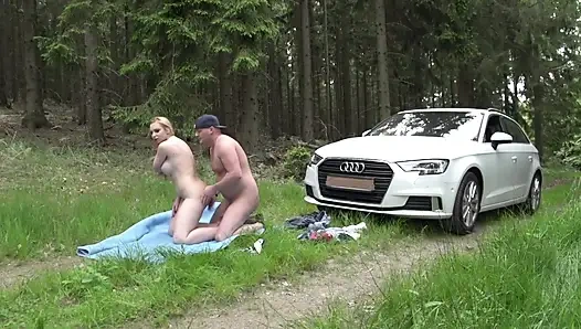 Atemberaubende blondine mit dicken möpsen wird im freien hart gefickt