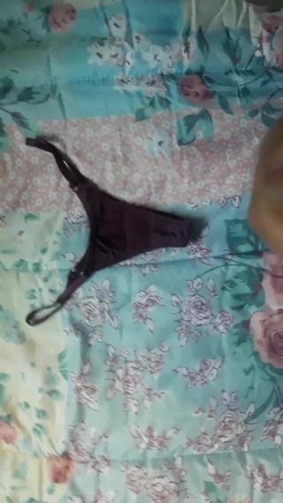 Gozando na calcinha da Yara