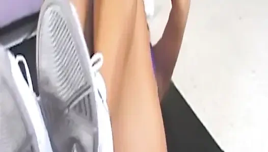 Olgun hatun derin amcık yalama ve parmaklama çılgınlığı için götünü açıyor