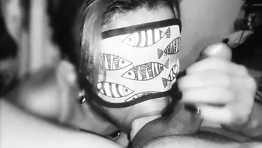 Eine MILF, die sperma lutscht, lässt nicht einen einzigen Tropfen entkommen.