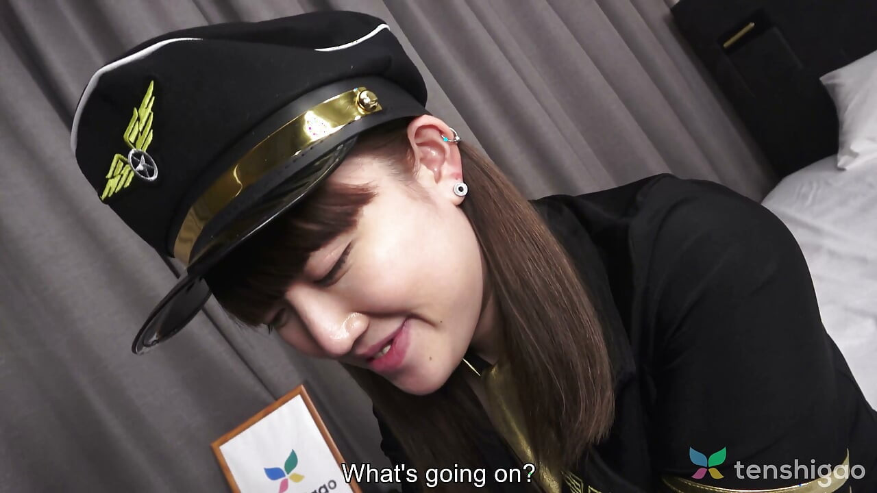 La encantadora chica japonesa Nagisa Katagiri en su uniforme de avión jugando a vestirse
