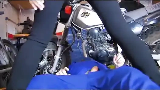 Dia membuat sepeda motornya diperbaiki dan membayar dengan blowjob
