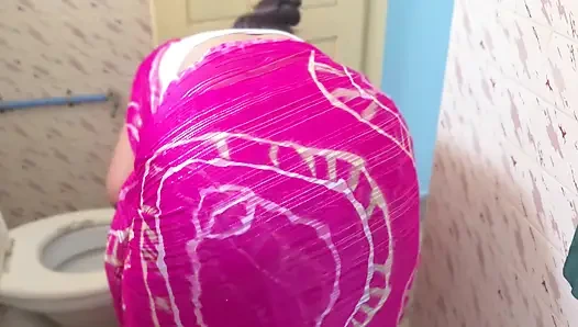 Banyoyu temizlerken kayınbiraderimle 4k sert seks ve onu mutlu etmeye karar verdi yenge