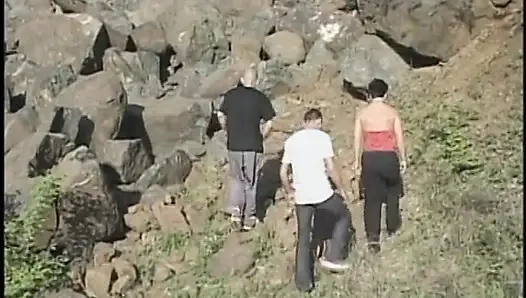Threesome biseksual bereksperimen memulai pencarian air mani di pegunungan