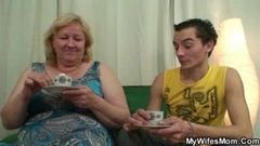 Возбужденная бабушка соблазняет своего зятя, пока его жены нет дома