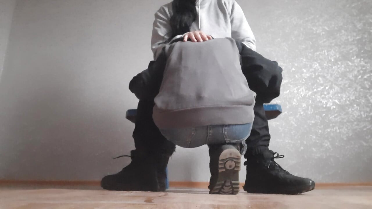 Minha vizinha casada lambe minha buceta em seu apartamento desabitada para que o marido não descubra sobre isso