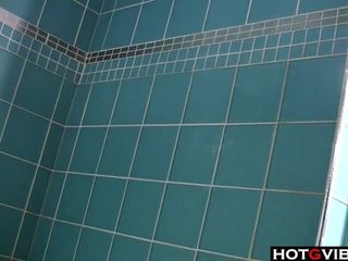 Zierliche Brünette Solo-Szene unter der Dusche