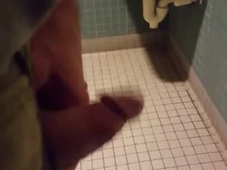 Mijando no banheiro público 5