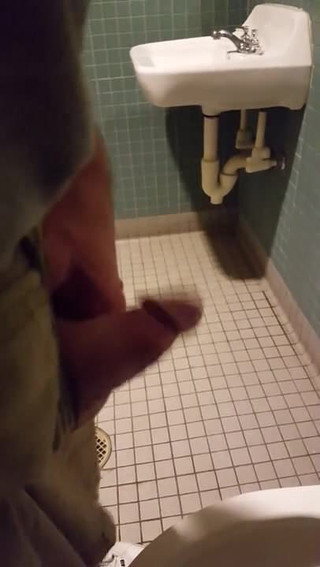 Meando en baño público 5