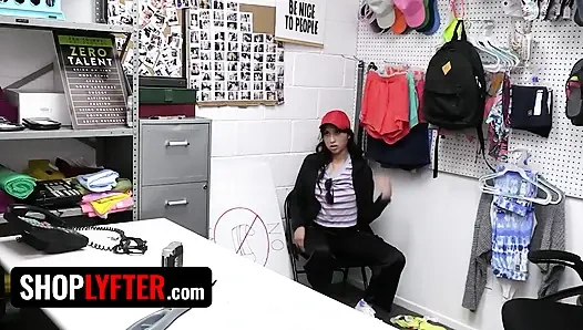 Shoplyfter - cesur hatun güvenlik görevlisinin tüm yanlış yaptıkları için düzeltme yapması için onu sikmesine izin veriyor