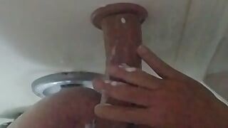 Jarmus z głębokim dildem w szybki numerek pod prysznicem