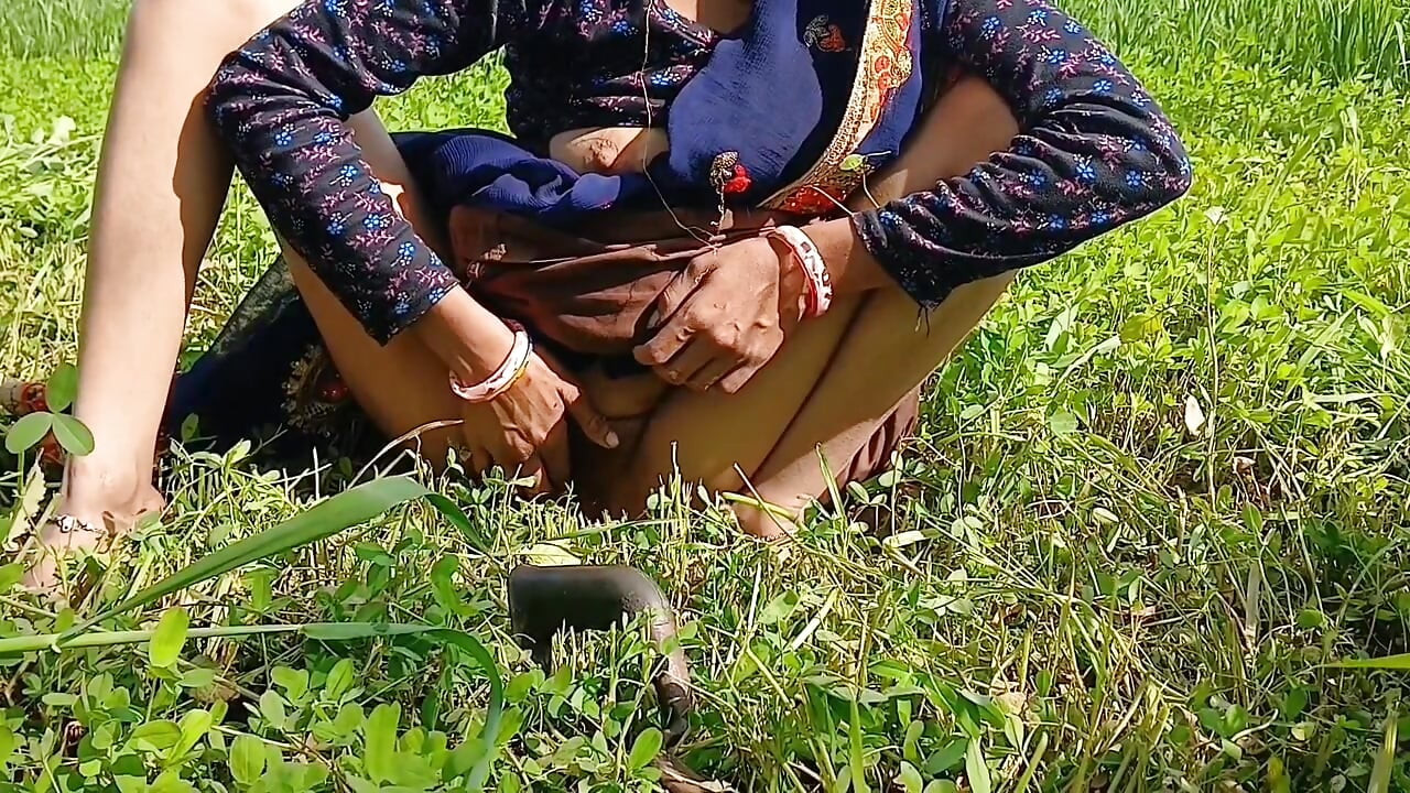 Ghass kat rahi bhabhi ko mut nikala aur milk