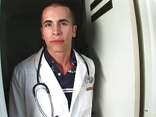 Visitar a su médico cachondo para tener sexo fue lo mejor que hizo la morena ese día