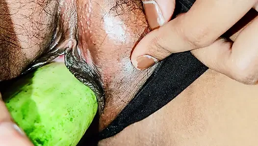 Ateşli küçük desi amcığımda salatalık