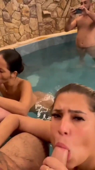 Zapanjujući trenutak od "Kurva divlja u bazenu, zamena žena i puno oralnog seksa!"