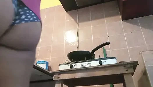 Tante gemuk dengan celana dalam di dapur