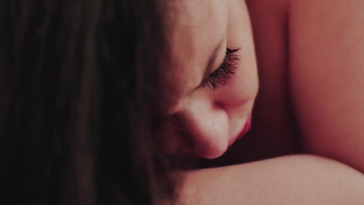 아가사 루도비노는 내 음경을 빨아주는 장난기 많은 BBW다.