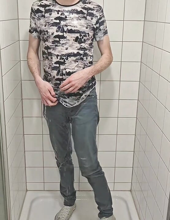 Παίζοντας στο ντους ντυμένη με τζιν και τσοκ