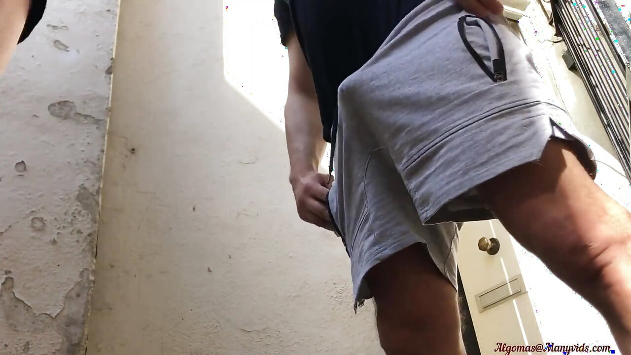 Fühlt sich gut an, deinen schwanz frei von Einschränkungen im freien zu lutschen!